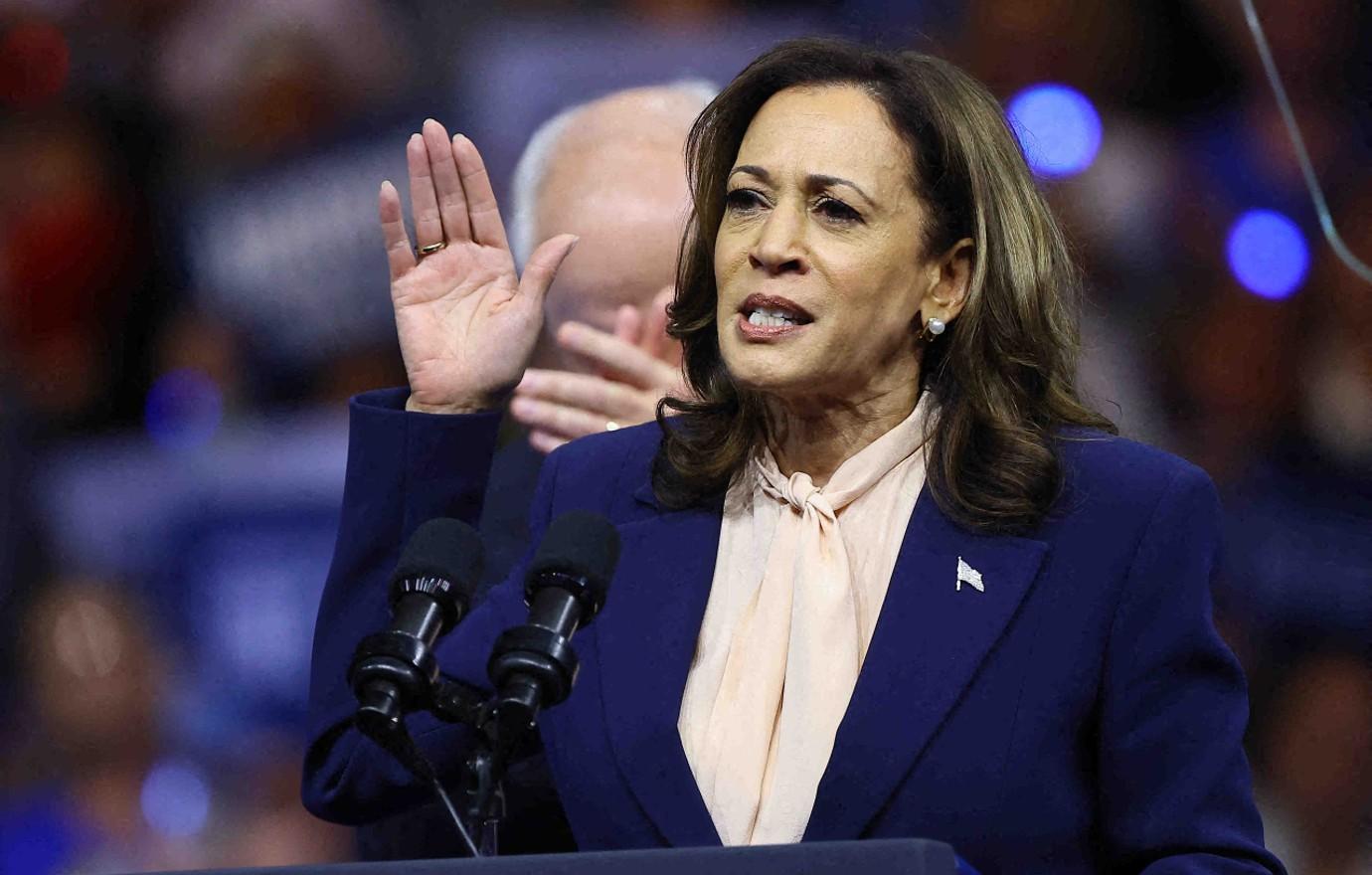 donald trump urges dana bash expose kamala harris inept interview