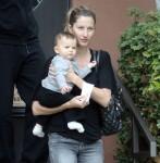 2010__08__Gisele_Bundchen_Aug3newsne 147×150.jpg