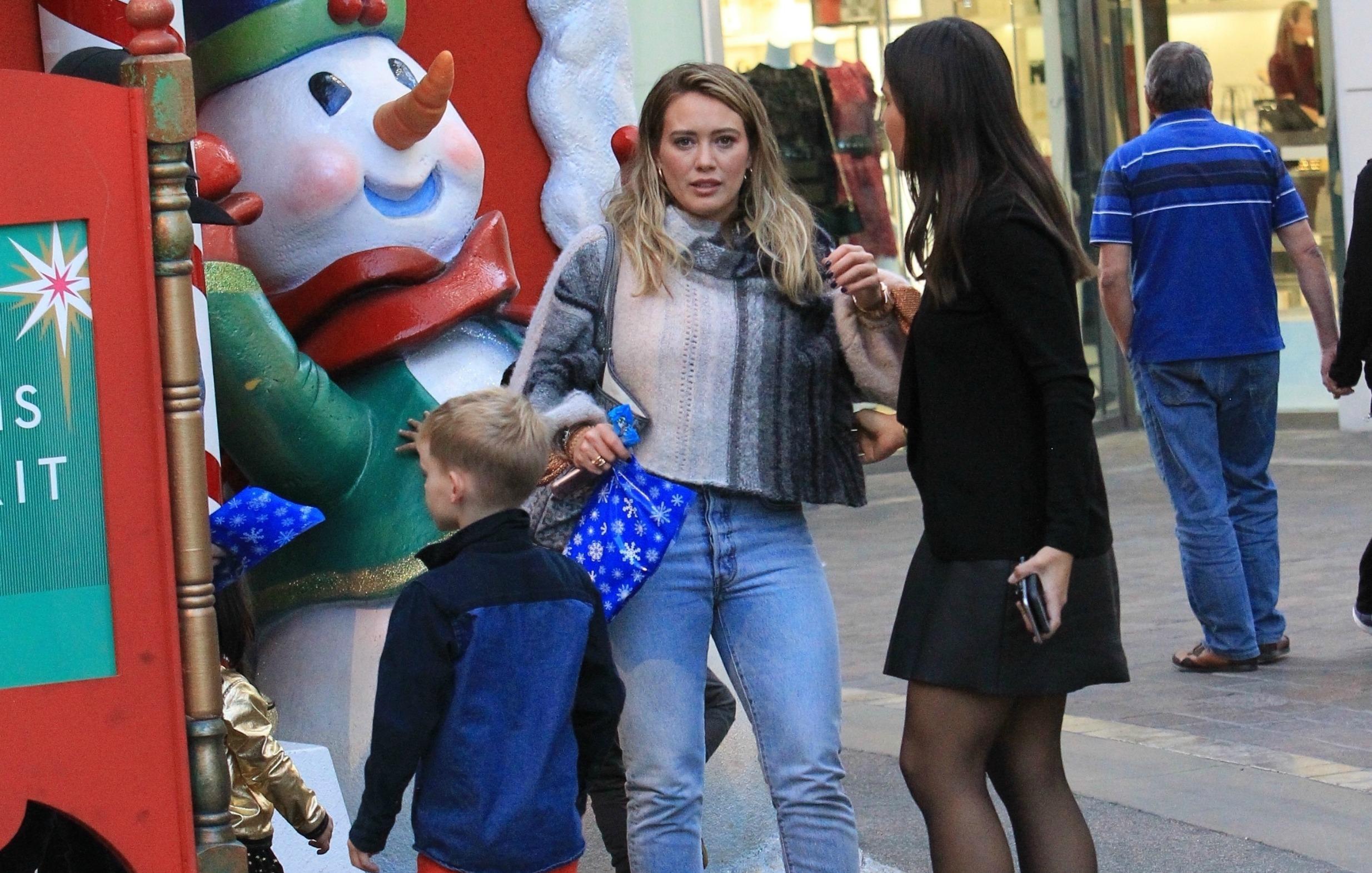 hilary duff ex mike comrie son luca santa pics 02