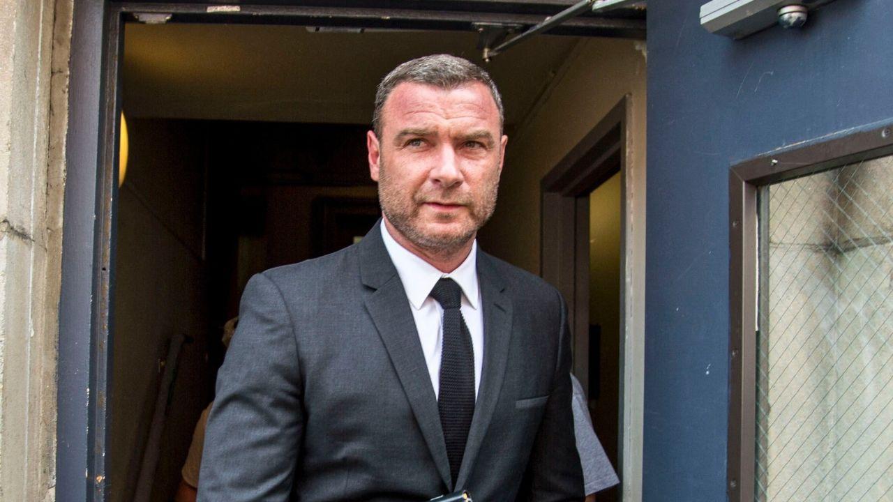 image of Schreiber criticized a reporter's three-word question at the 'Nocturne' premiere, calling the format ineffective for promoting the show.