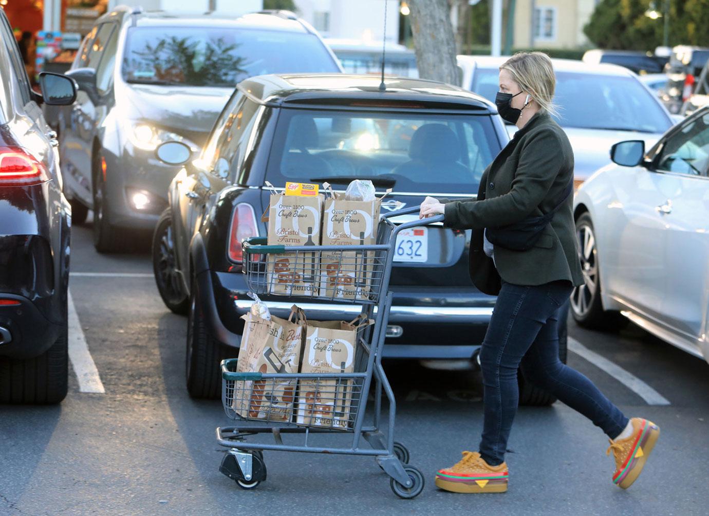 amy poehler cheeseburger sneakers photos