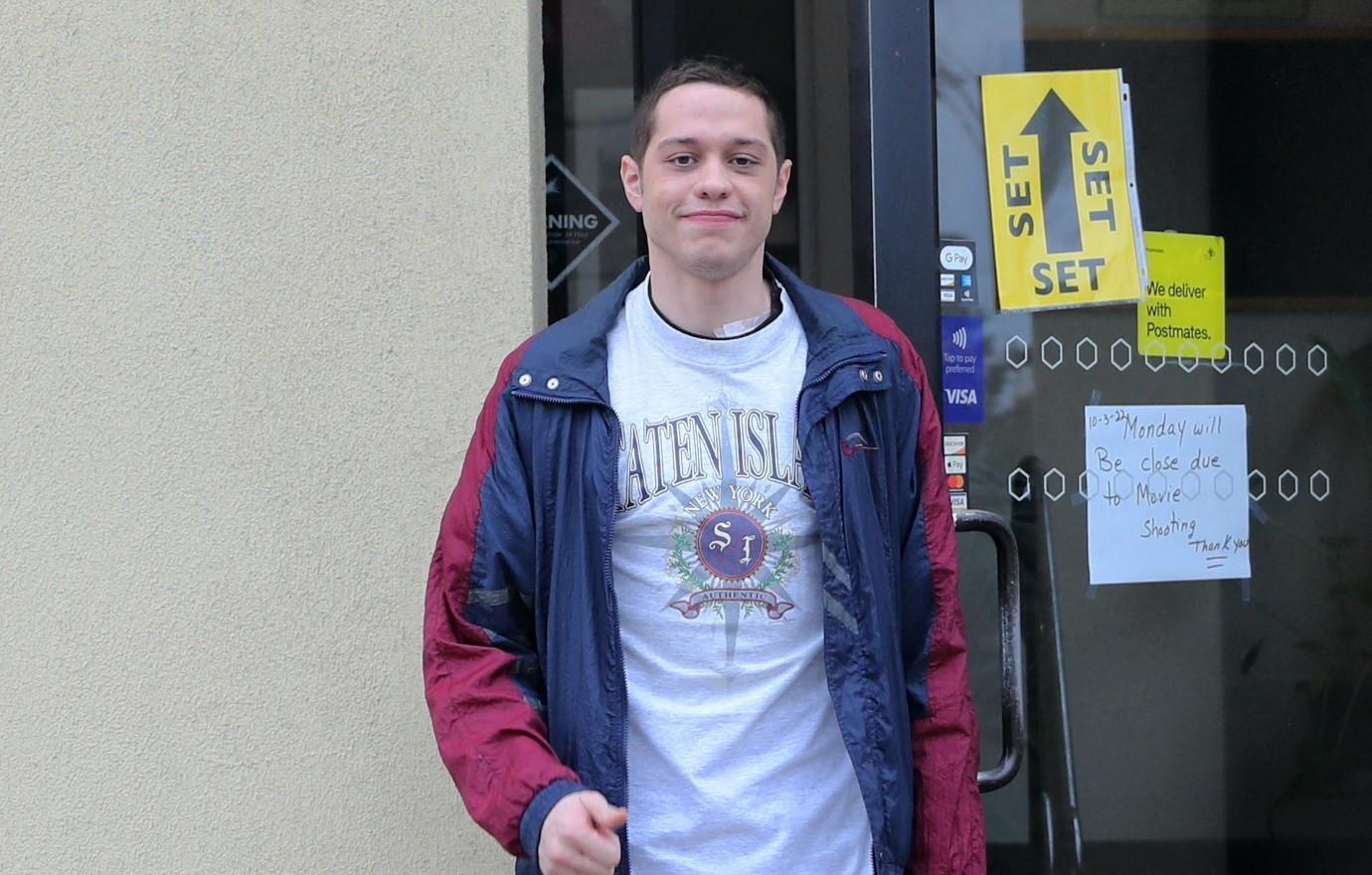 pete davidson pals begging move in mom rehab stint source