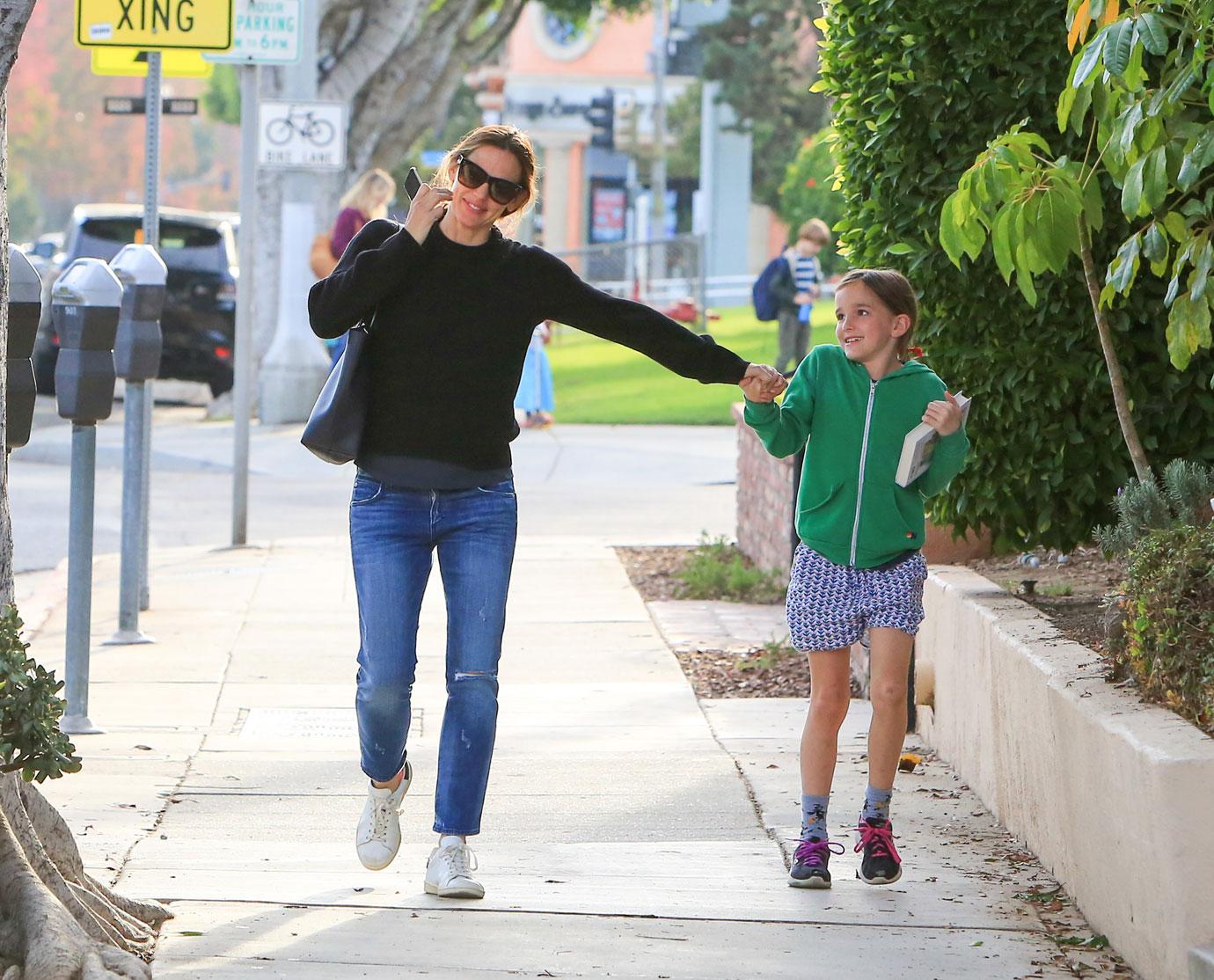 Jennifer garner outing daughter