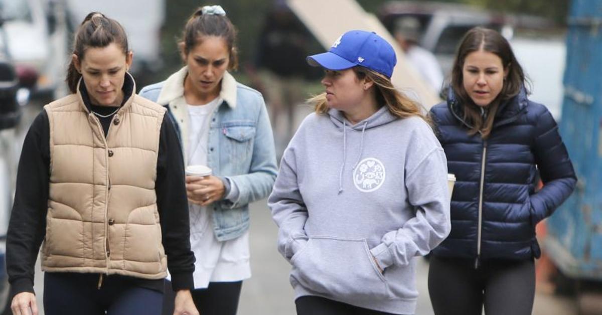 Jennifer Garner Hangs With Gal Pals After Rumors: Pics