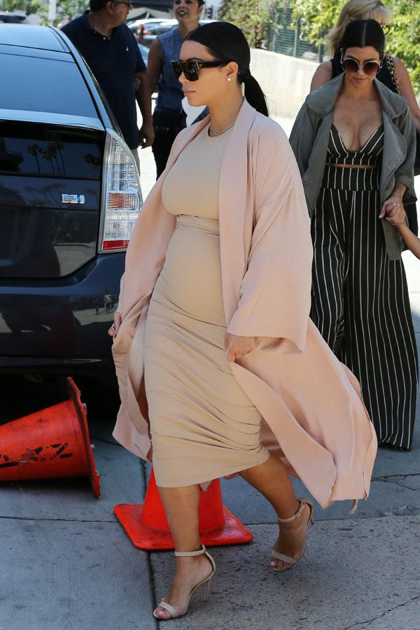 Kim kardashian baby bump2