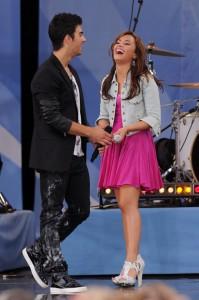 2010__10__Joe_Jonas_Demi_Lovato_Oct25news 199&#215;300.jpg