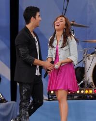 2010__10__Joe_Jonas_Demi_Lovato_Oct25news 199×300.jpg