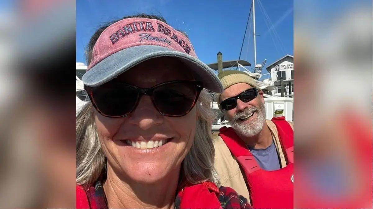 image of The pair got drinks at a nearby bar before setting off toward their yacht. 