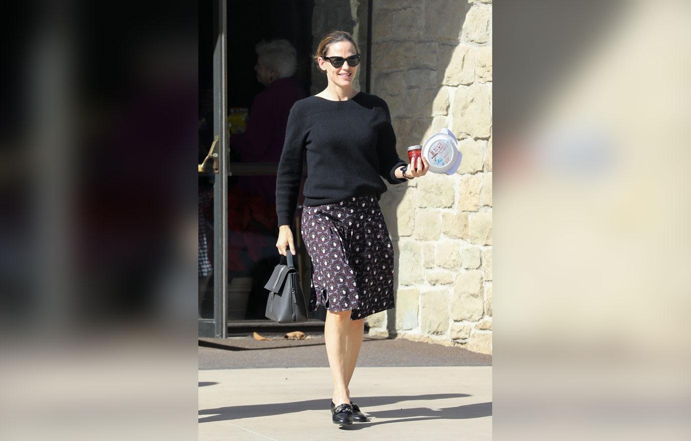 jennifer garner ben affleck reunite sunday church pics 06