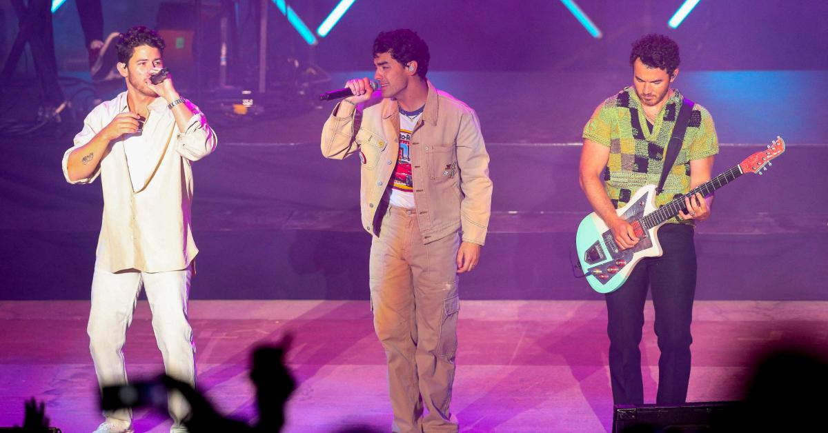 Joe Jonas Wears His Wedding Band Onstage After Retaining Divorce