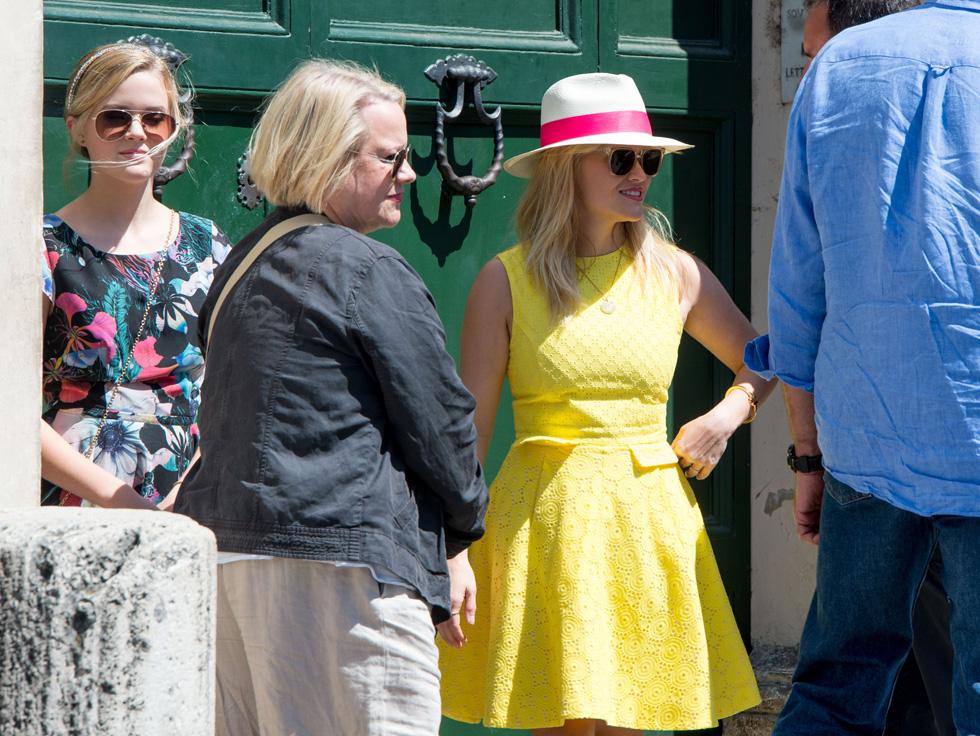 Reese Witherspoon Tours Rome With Ava &amp; Mother