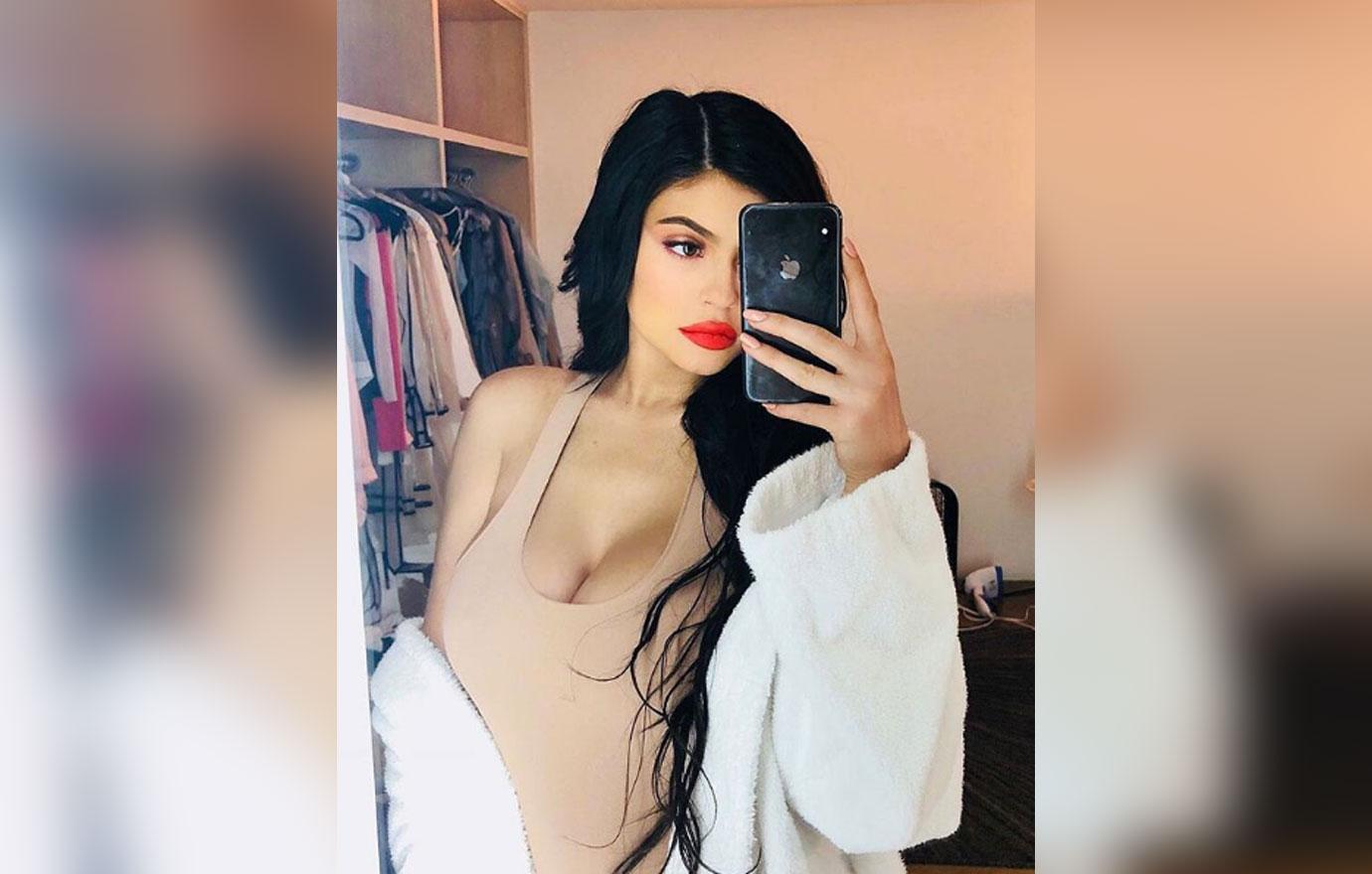 Kylie Jenner Skinny Waist Post Baby 03