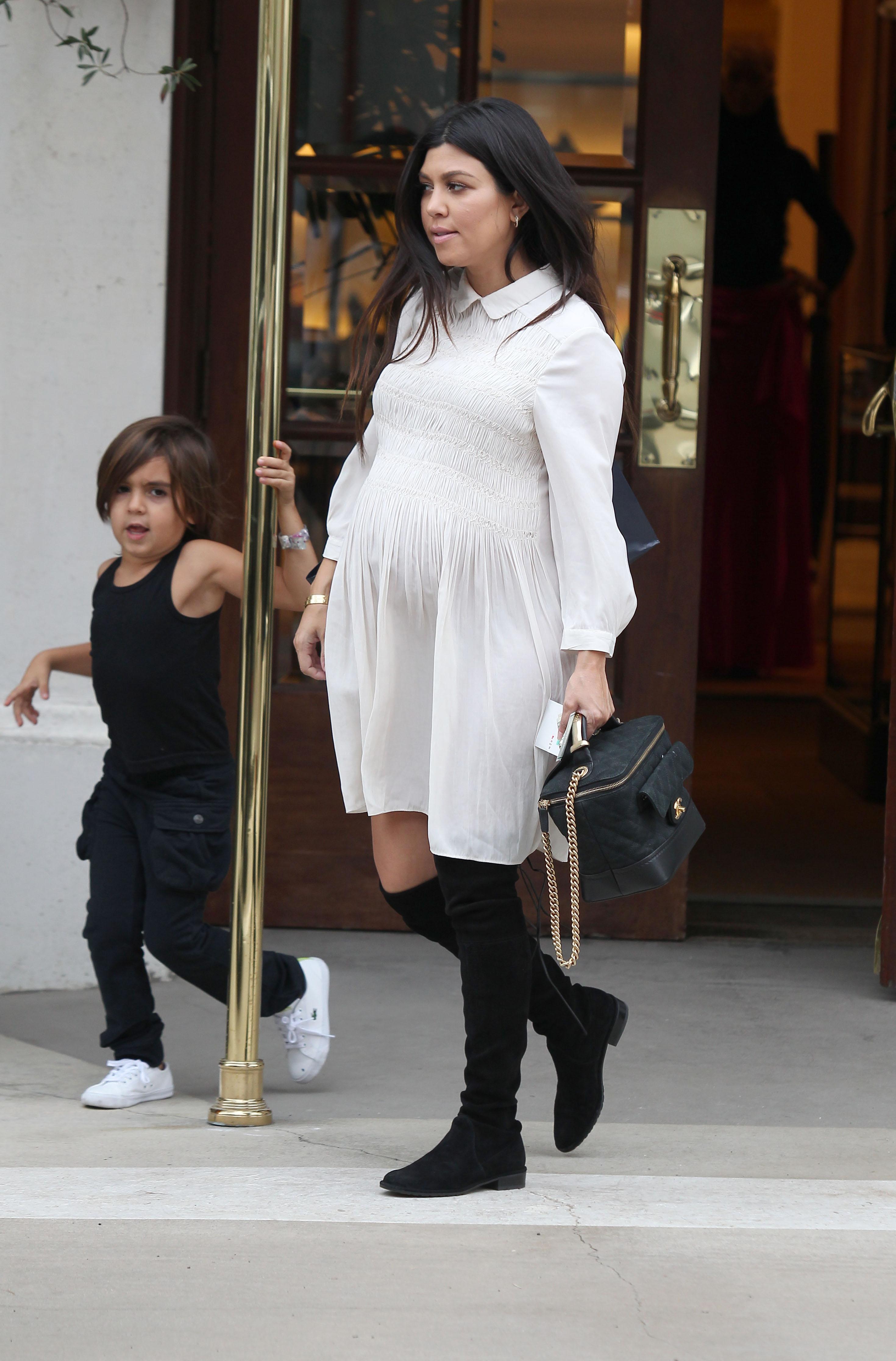 INF &#8211; Kourtney Kardashian and Mason Disick go shopping