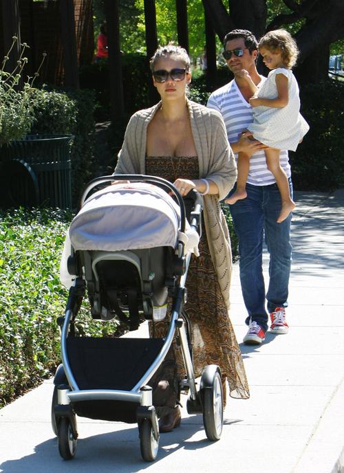 2011__10__jessica alba baby 10092011M_ _2.jpg