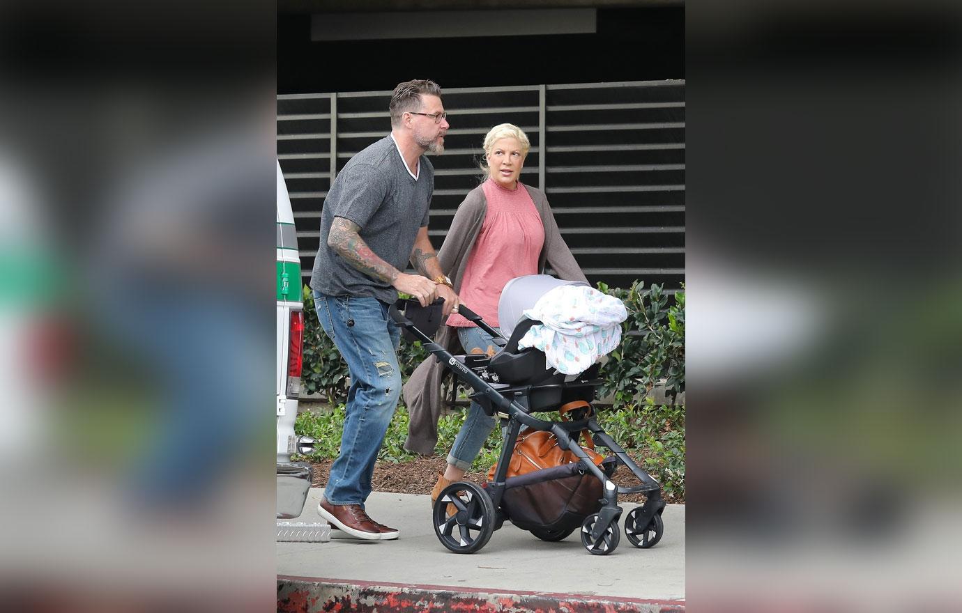 *EXCLUSIVE* Tori Spelling and her husband Dean McDermott leave Cedar Sinai with their newborn son