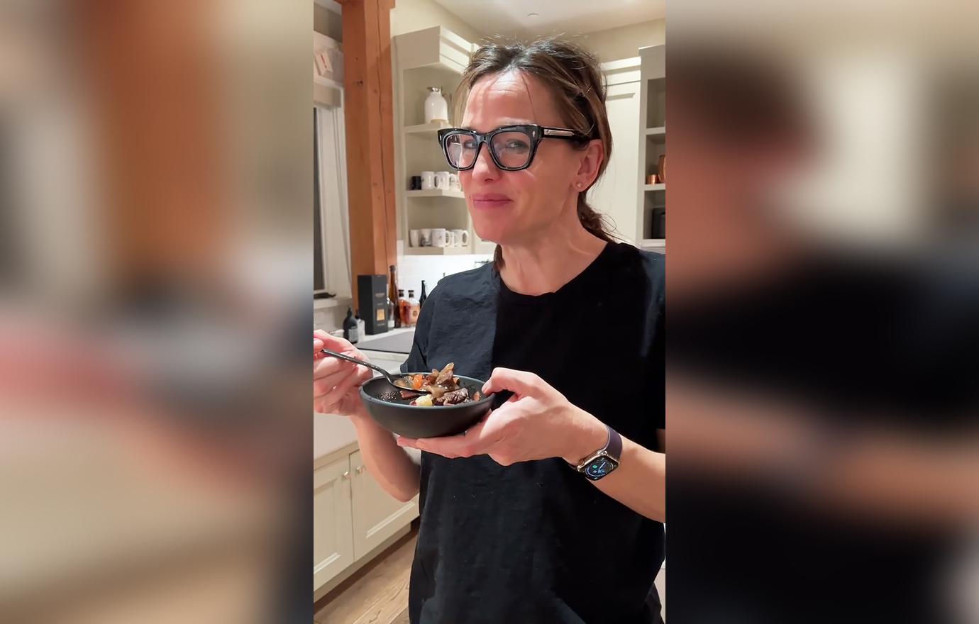 jennifer garner almost lights kitchen fire cooking mishap pics ok