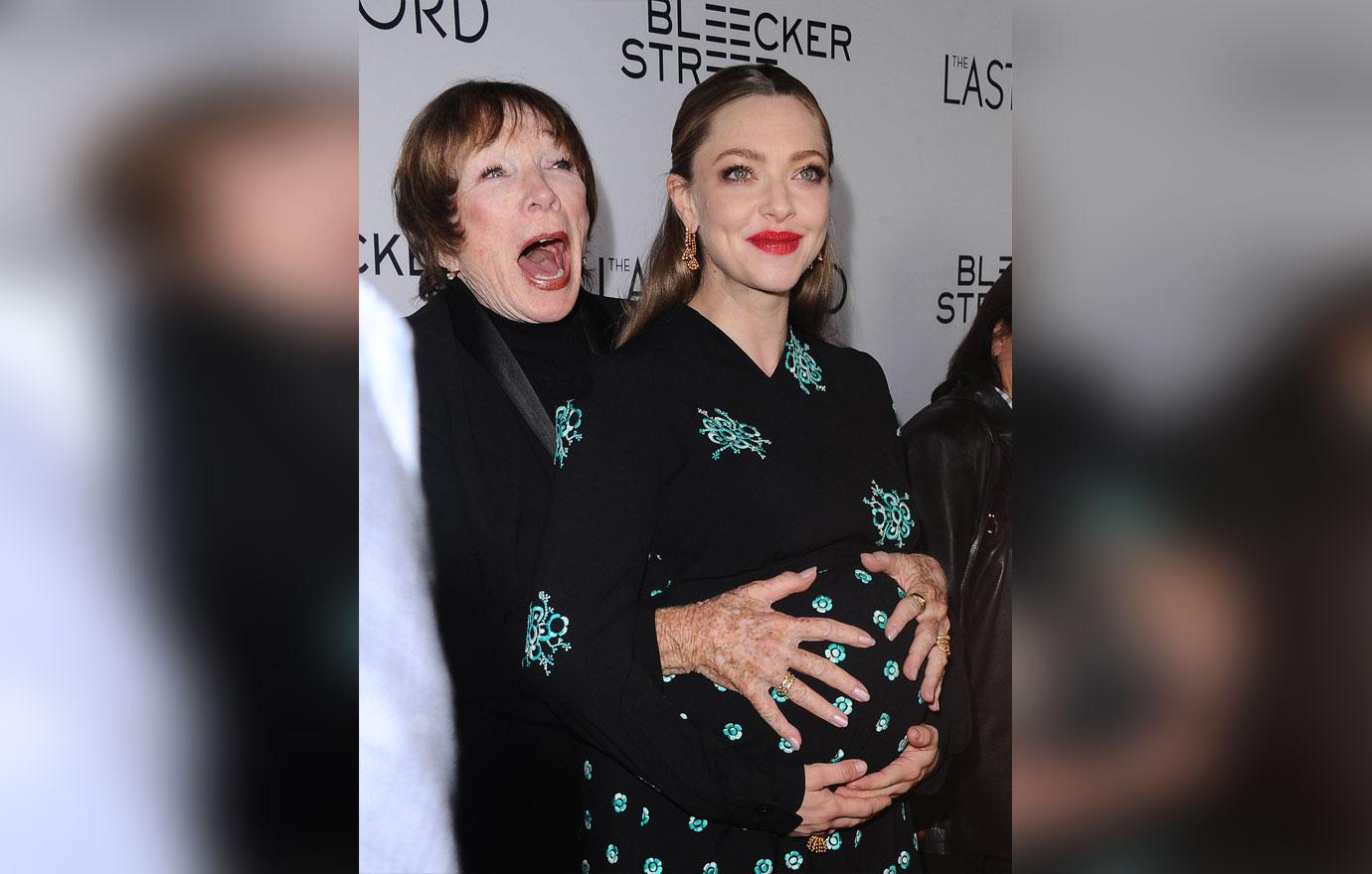 Amanda seyfried baby bump pregnant expecting first child fiance engaged 03