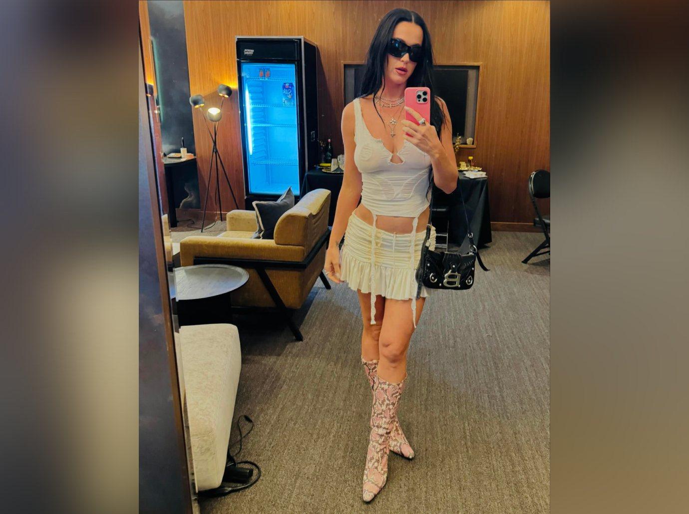 katy perry flaunts figure thirst traps trip orlando bloom daughter daisy photos