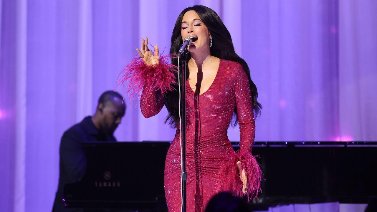 Photo of Kacey Musgraves paid tribute to Dolly Parton at the VMAs.