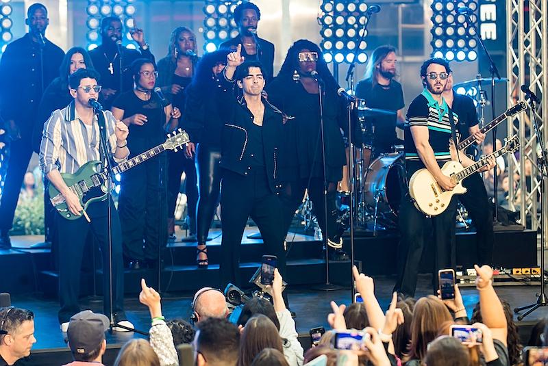 jonas brothers slammed rescheduling tour