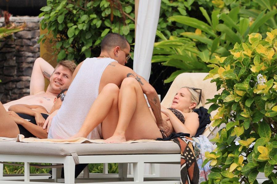 Evan ross rubs ashlee simpson baby bump 02