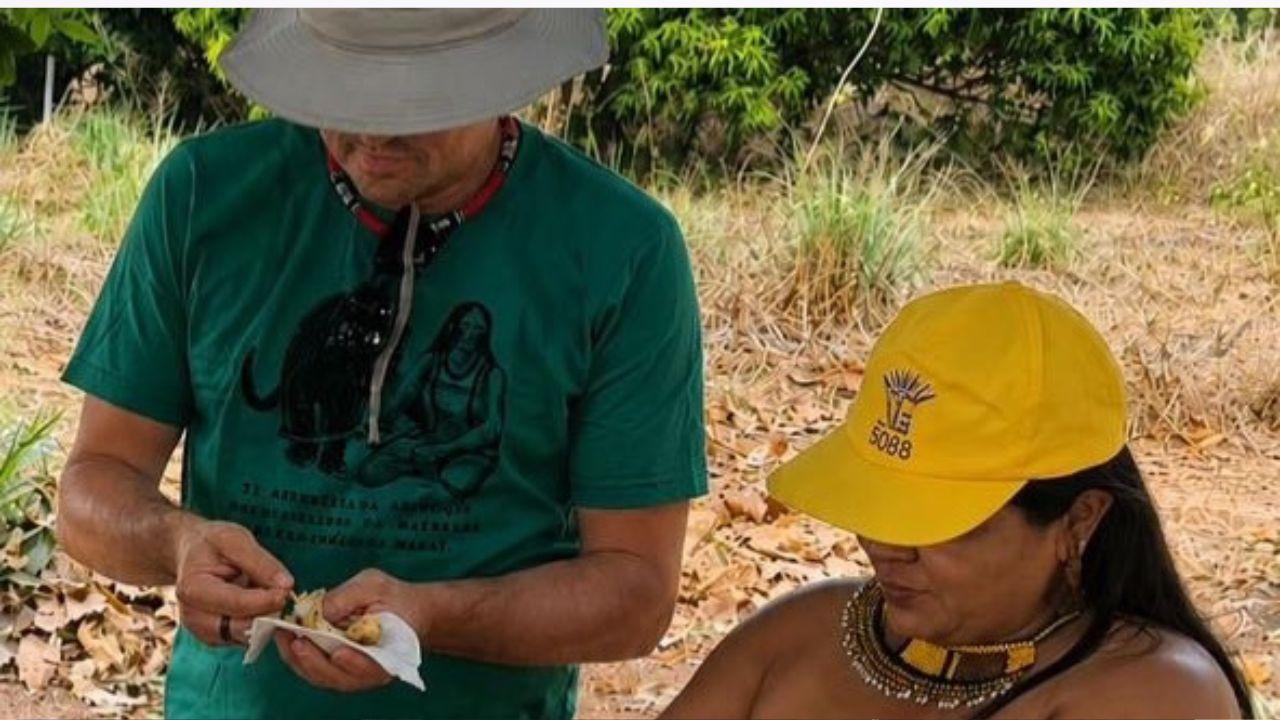 Image of DiCaprio with an Indigenous leader.