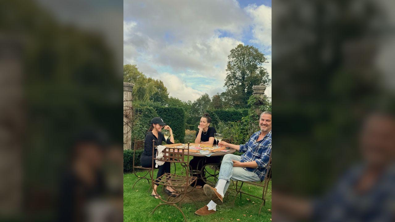Photo of Meghan Markle enjoyed wine in the garden with her friends.