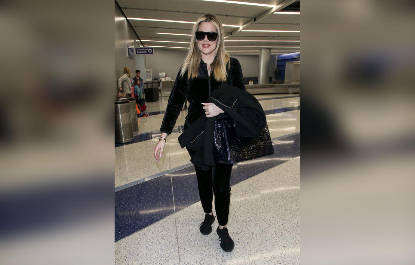 Dream Vacation — Khloe Kardashian Poses With Baby True In Bali