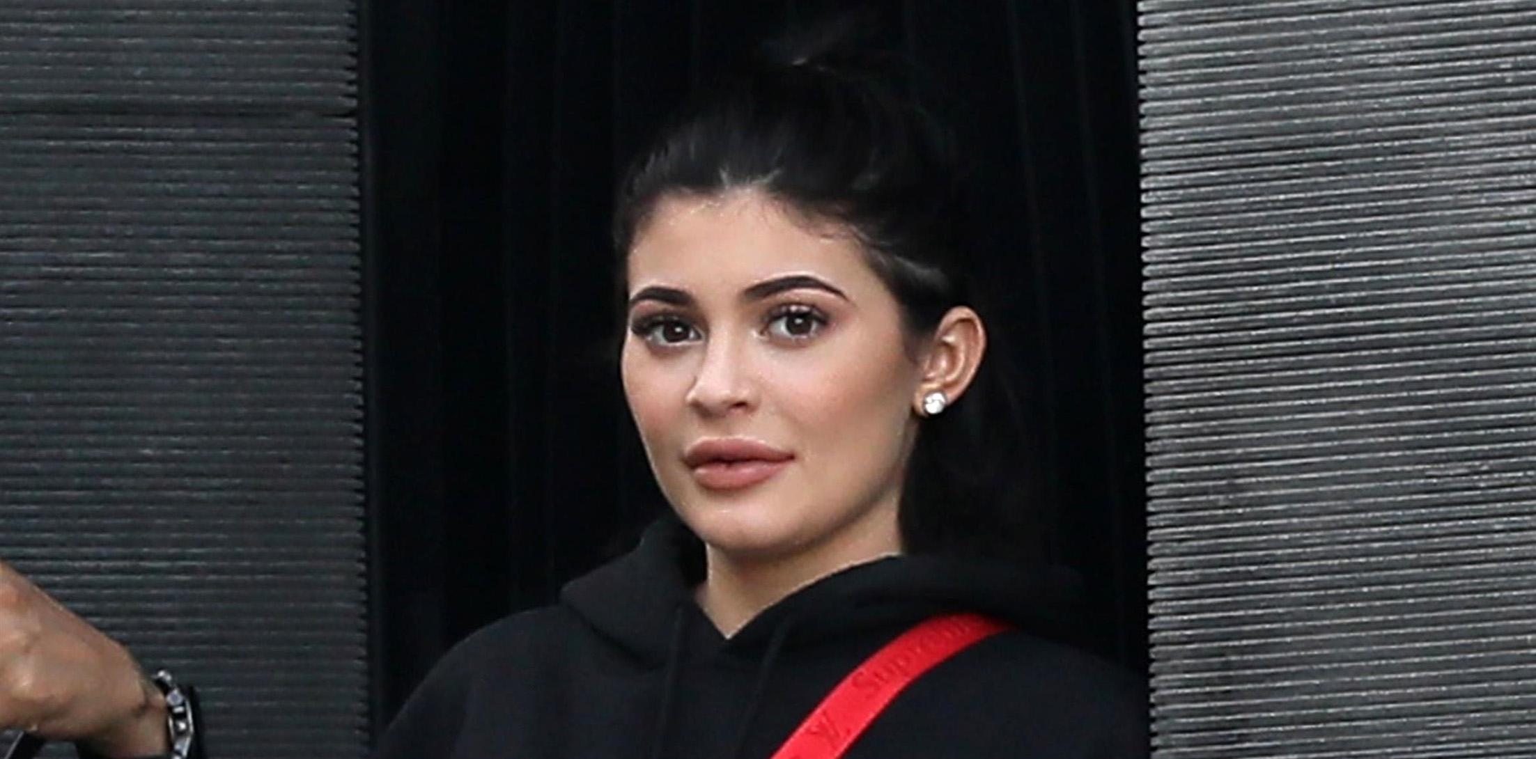 Kylie Jenner Pregnancy : Star Reveals Her Stomach After Hiding It