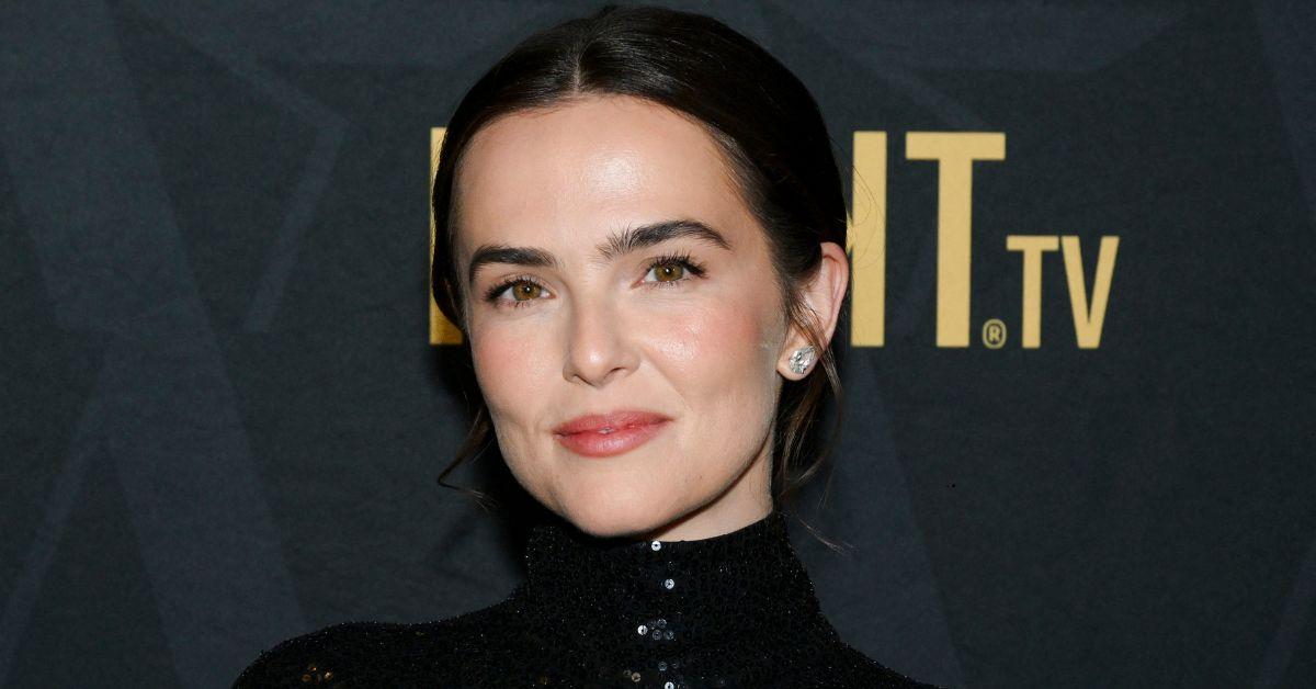 Image of Zoey Deutch ditched her bra at the 2026 Golden Globes.