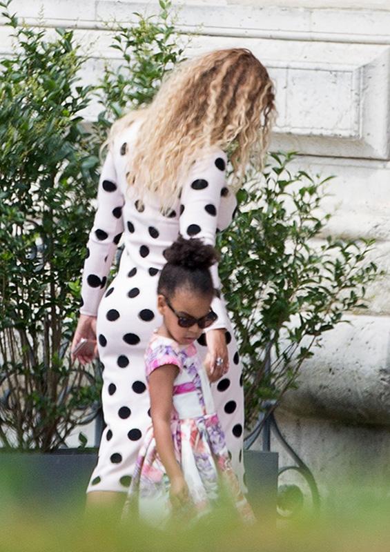 Beyonce &amp; Jay Z Lunch In Paris With Their Daughter