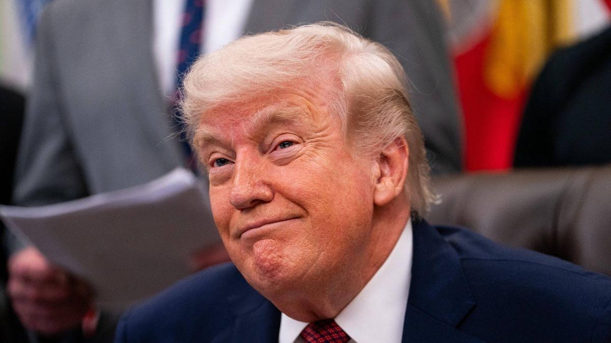 Image of Donald Trump continued trading barbs with Pope Leo XIV.