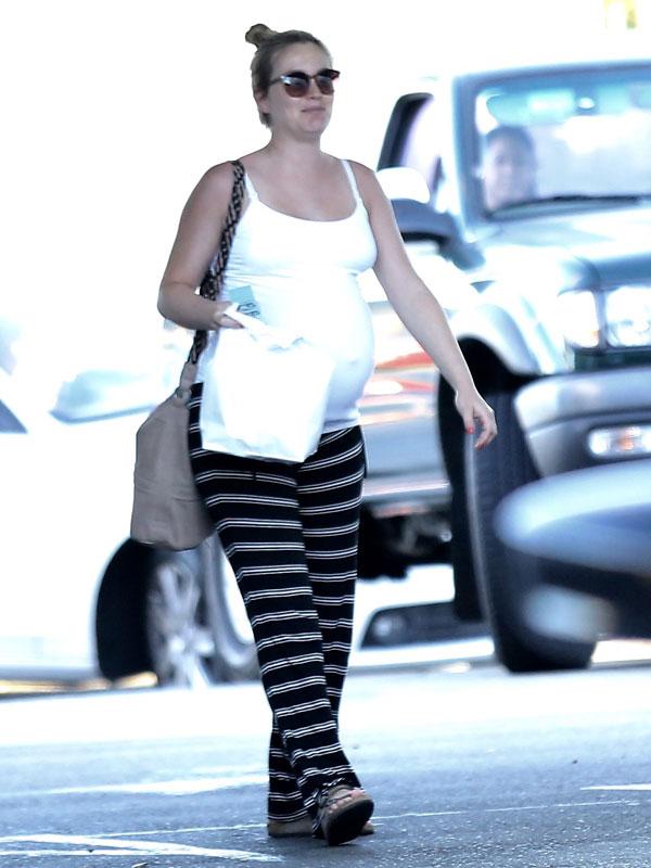 Leighton meester baby bump pregnant