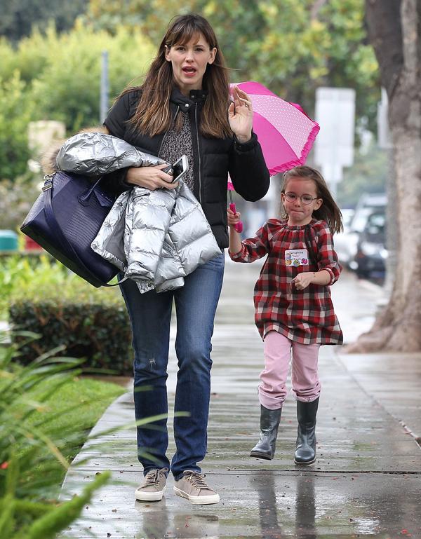 Jennifer Garner &#038; Daughter Seraphina Brave The Rain In Brentwood