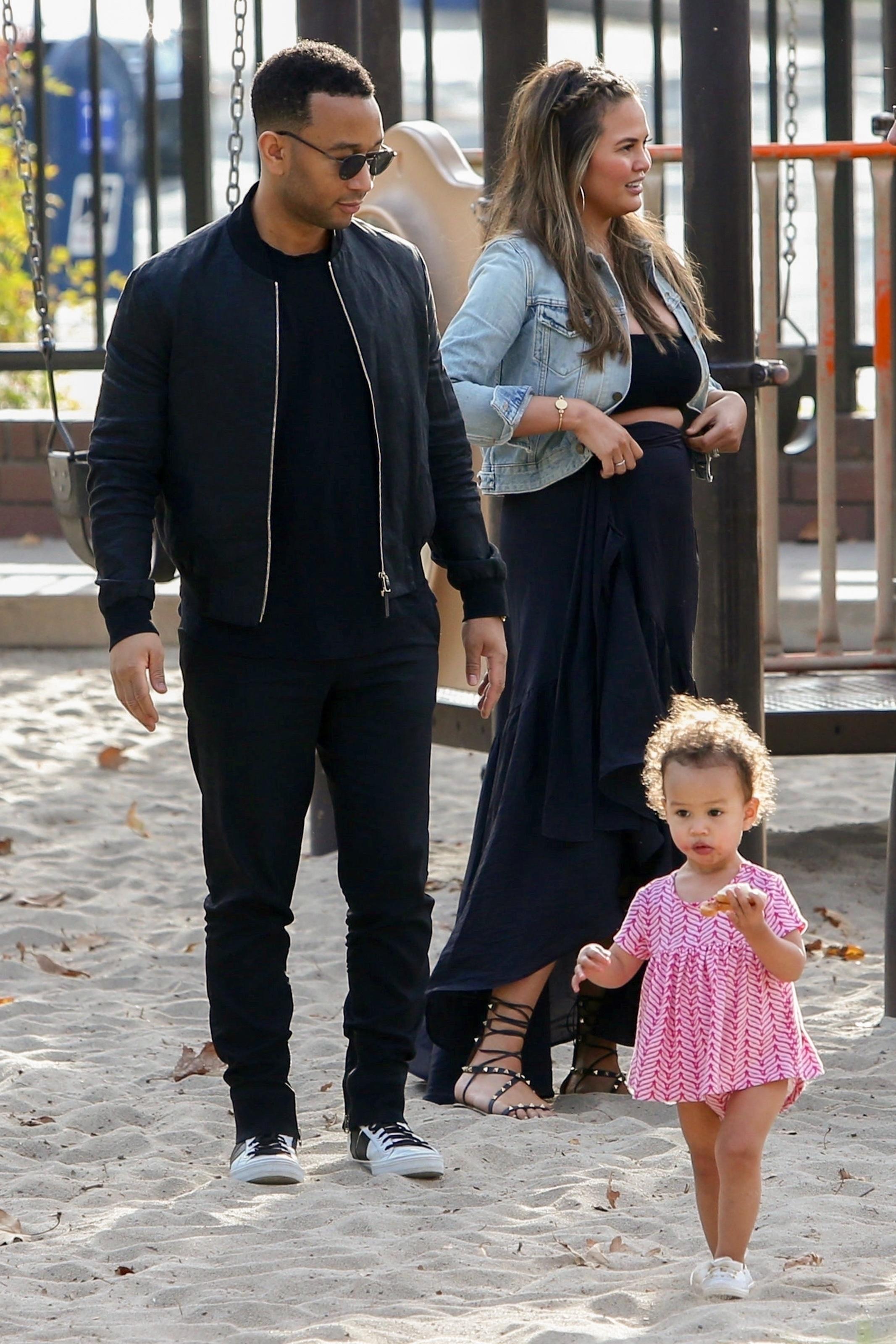 pregnant chrissy teigen baby bump luna john legend pics 04