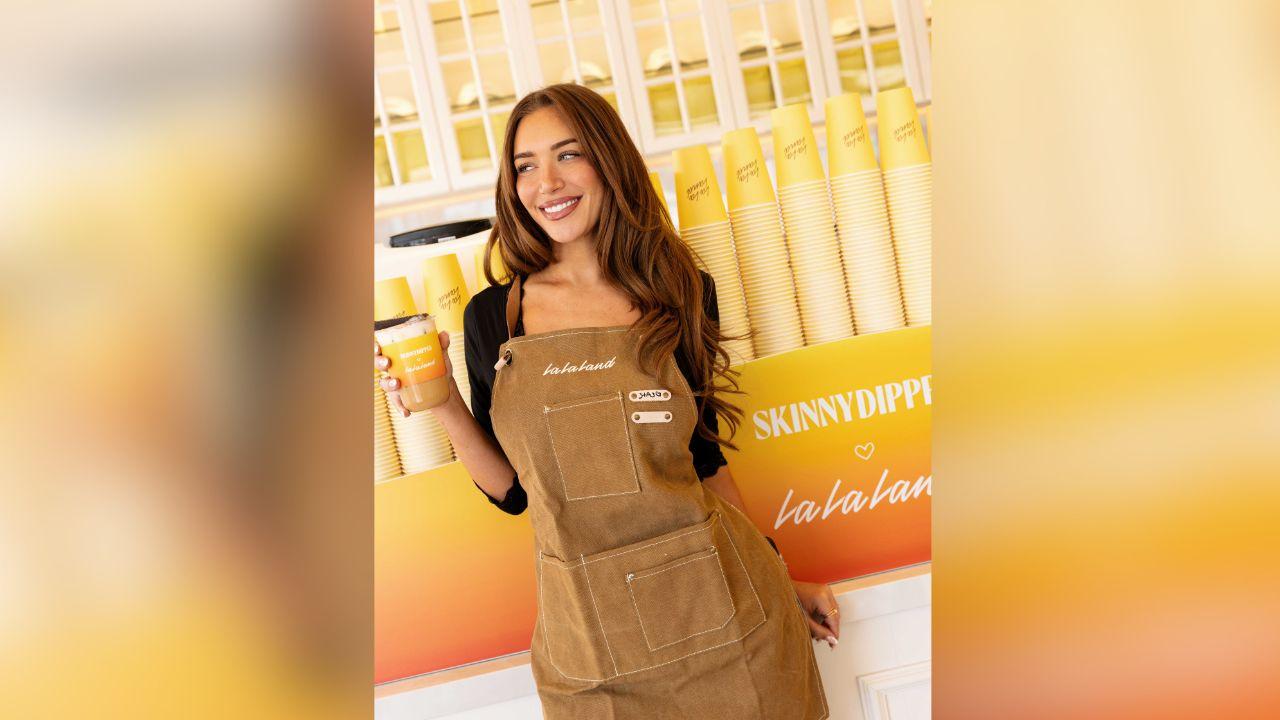 stassie karanikolaou keeps it effortlessly cool at skinnydippeds la la land pop up
