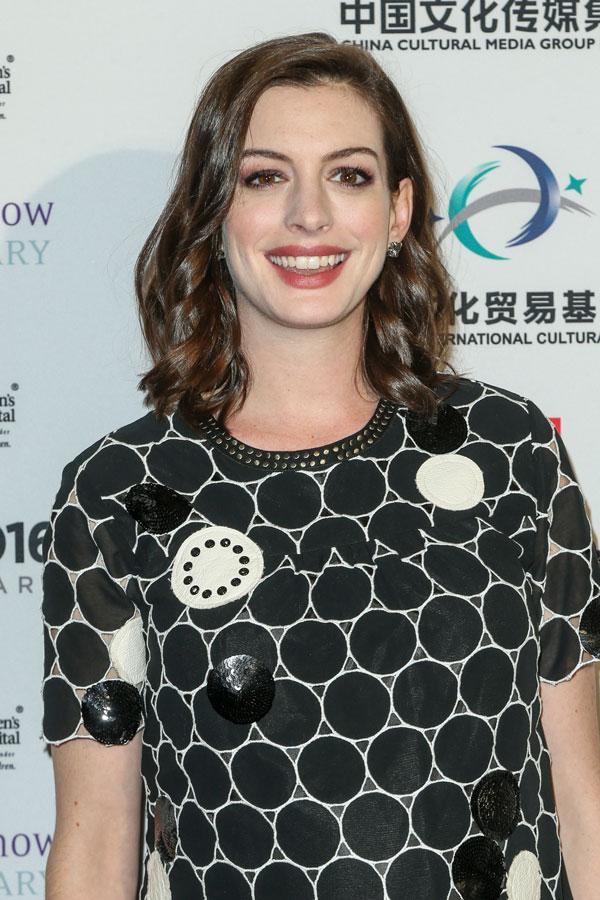 anne hathaway baby bump