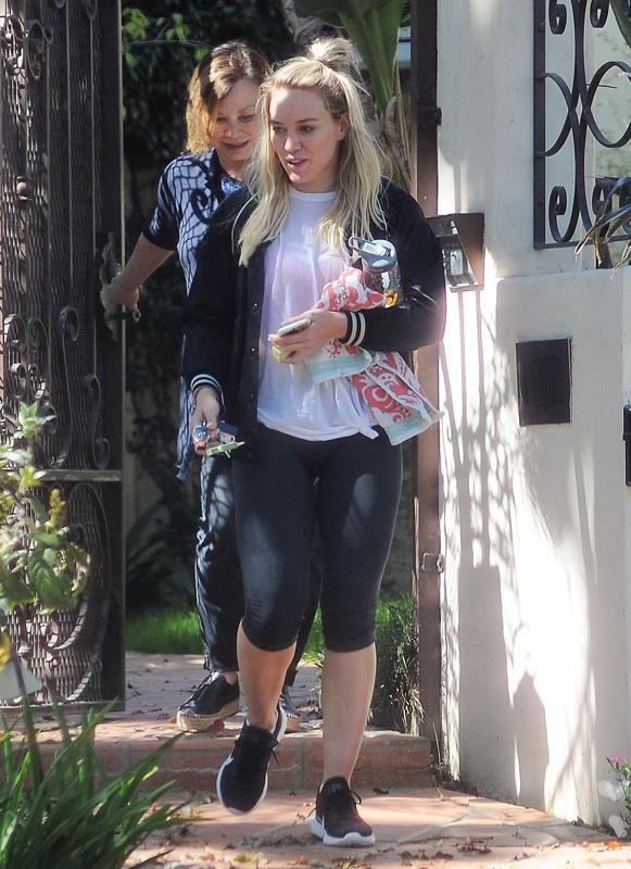 Hilary Duff Stops By A Friends House