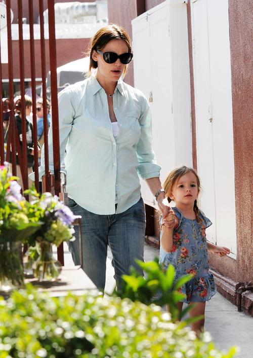 Jennifer garner daughters may31 0090_ _1.jpg