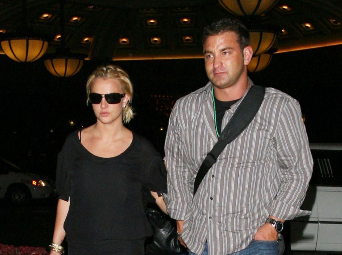 Britney Spears & Brother Bryan Go To A Bar While Vacationing In Mexico