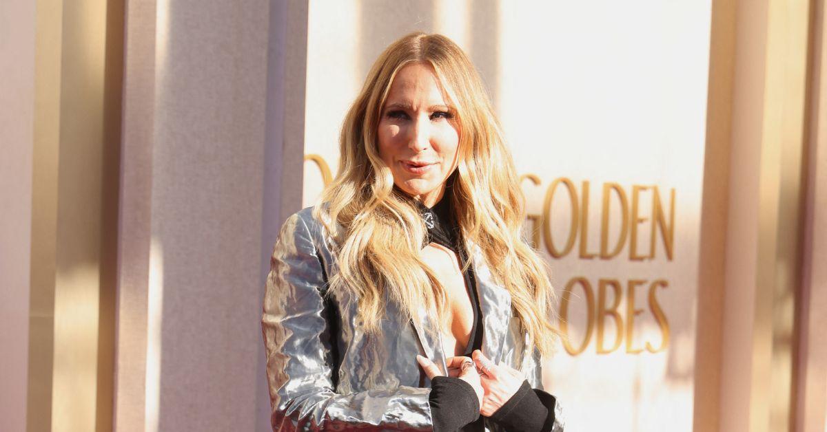 nikki glaser meet the  golden globes host