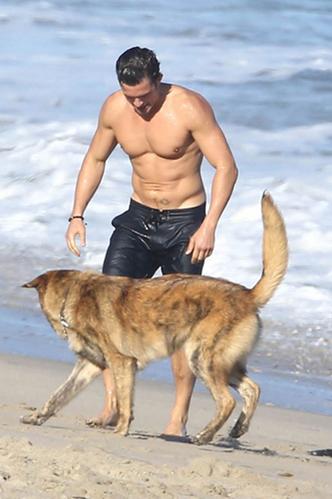 Too Hot! Shirtless Orlando Bloom Laughs During Beach Date In Malibu