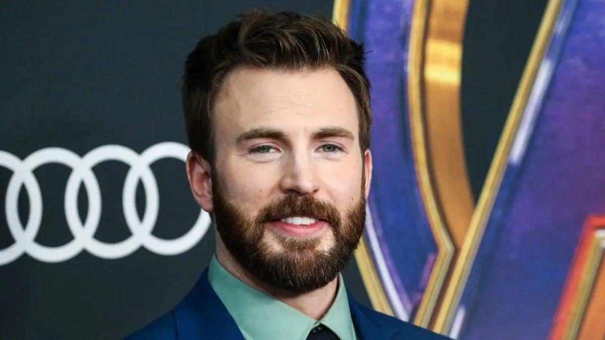 Photo of Many fans guessed that Chris Evans was the star who messaged Selena Gomez.