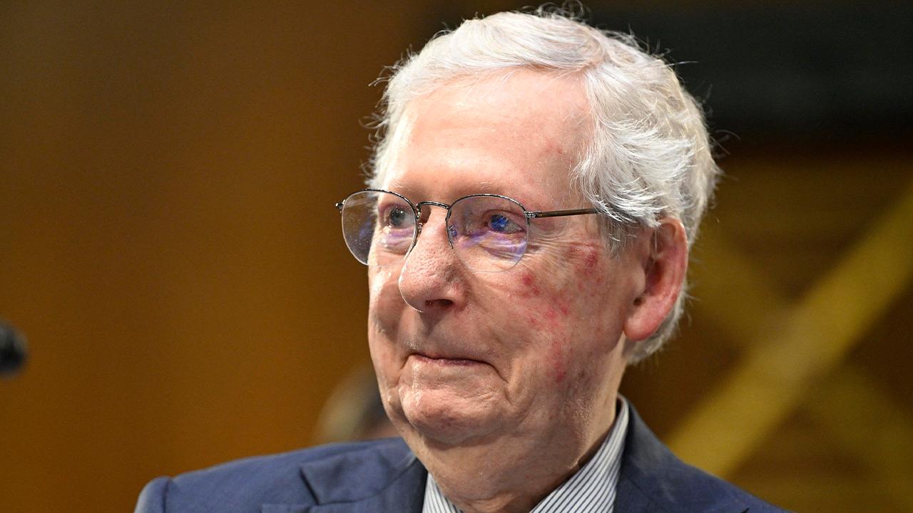 Image of Photos of Mitch MCConnell at a rehabilitation center were accused of being artificially edited.