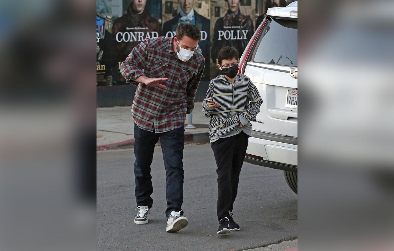 ben affleck takes kids jennifer lopez shopping photos