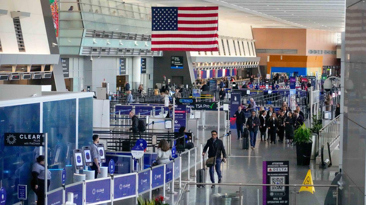 Image of Long Transportation Security Administration (TSA) lines stretched across major airports during the funding crisis.