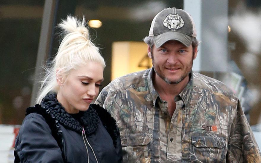 gwen-stefani-blake-shelton-fan-selfie-