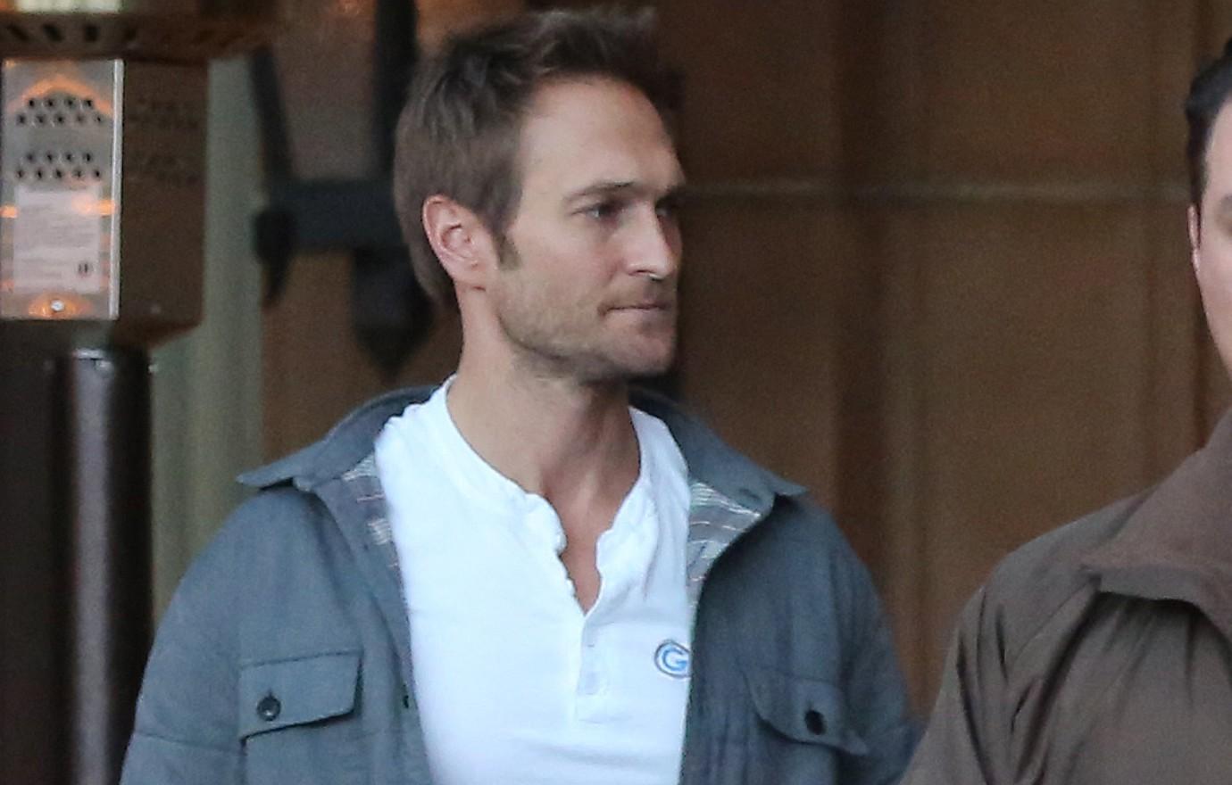 Jennifer Garner and Boyfriend John Miller Hold Hands on Lunch Date