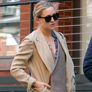 2010__04__Kate_Hudson_April30_06a 300&#215;298.jpg