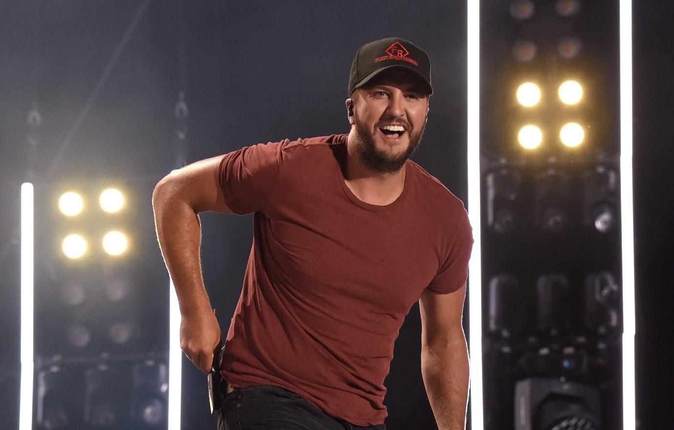 watch luke bryan leaves fans puzzled